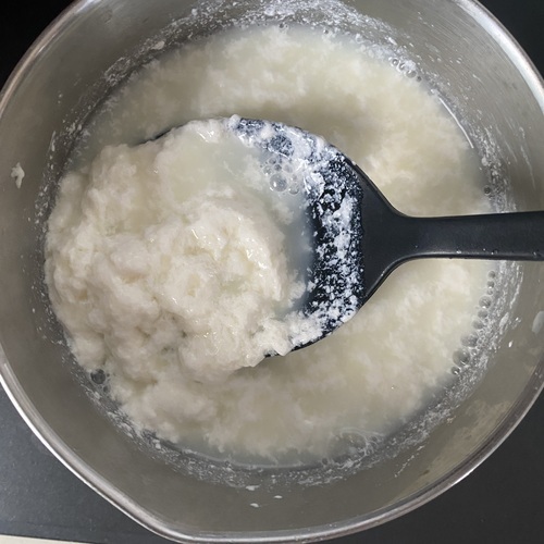 火を消して酢を回し入れ分離するまで優しく混ぜる。（ホエーが透明にならない場合は酢を大さじ1/2程度追加してください）
