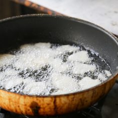 鍋に米油を入れ、スライスしたキクイモを入れる