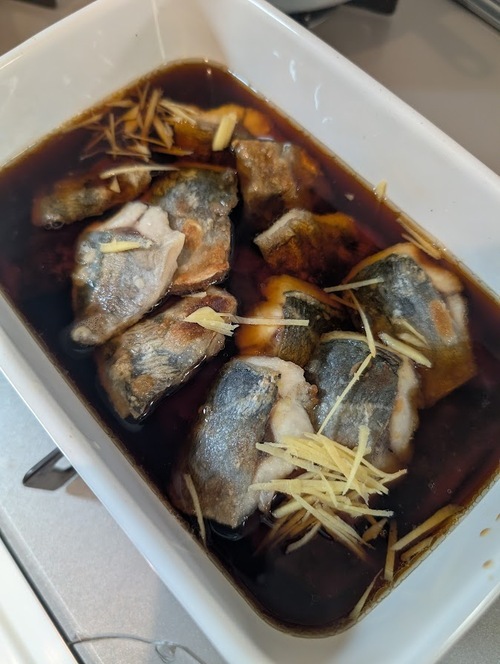 焼けた鯵を熱いうちに①の南蛮酢に漬けていく。千切りにした生姜も入れる。
