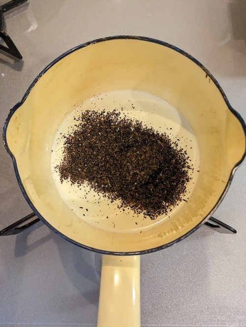 小鍋に生クリームを入れ、ティーバッグの茶葉を開けて軽く混ぜる。
