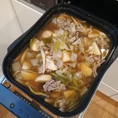 醤油と牛肉・長ネギは広げて入れて、さらに調理モード［煮る］で7分加熱。牛肉は煮すぎると固くなるので注意。汁物なので汁をたっぷりに仕上げる。