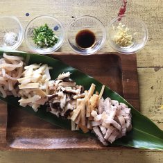豚のもどし汁、かつおだし、干ししいたけのもどし汁を煮立て、そこに②の材料としおを入れる。5分ほど煮こんだら、しょうゆを適量入れる。