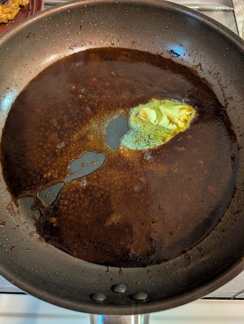 そのままのフライパンに、＝A＝の赤ワイン・水・トマトケチャップ・ウスターソース・お好み焼きソースを入れて煮詰める。
仕上げにバターとレモン汁を加え、コショウをふる。