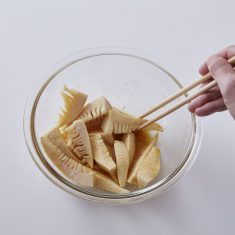 たけのこを一口大に切り、ボウルにいれ（A）を和えたら、