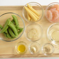 下準備：ムキエビは冷蔵庫で解凍しておく。