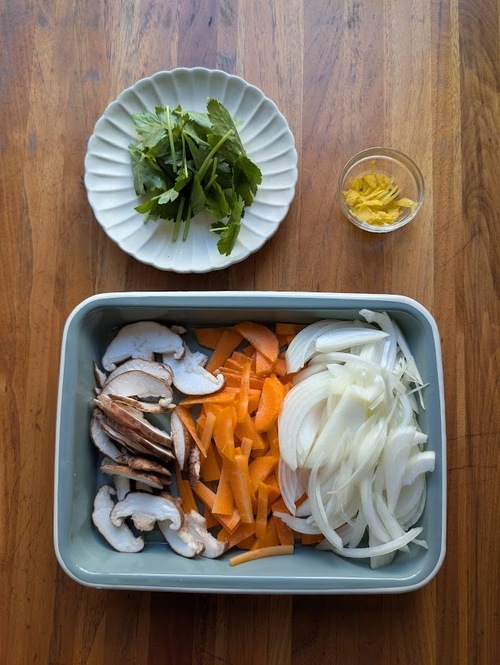 人参は短冊、玉ねぎ・椎茸は薄切り、三つ葉は2㎝くらいに切る。
柚子は黄色い皮の部分だけを剥き、千切りにする。