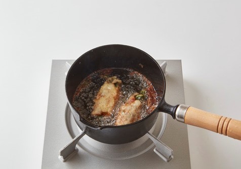 Aを混ぜ衣を作り、③をつけて、１８０℃に熱したサラダ油で表面がカリっとするまで揚げる。