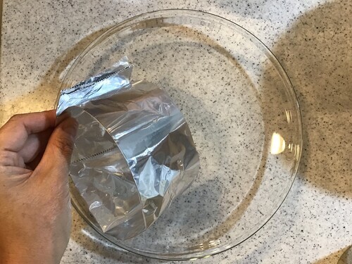 セルクルを皿の中央におくか、アルミはくを丸くしたものを皿の中央におく。