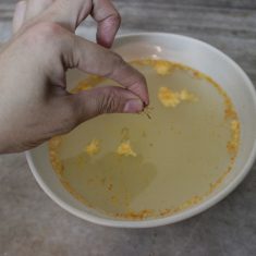 ①がゆで上がったら別皿に移し、ゆで汁は捨てずにボウルへ移す。そこにサフランをひとつまみ入れておく。