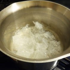 鍋に分量の水と、ちぎってしぼった寒天を入れ、煮てとかす。
