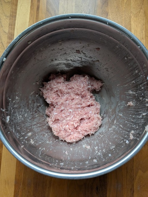 ボウルにひき肉を入れ粘りが出るまでよく混ぜる。