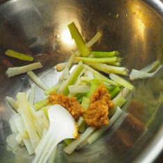 味噌・酢・砂糖の調味料を入れて、よく混ぜ合わせる。