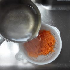 人参をザルに入れ、上から満遍なくたっぷりの熱湯をかけ、良く水分をきる。