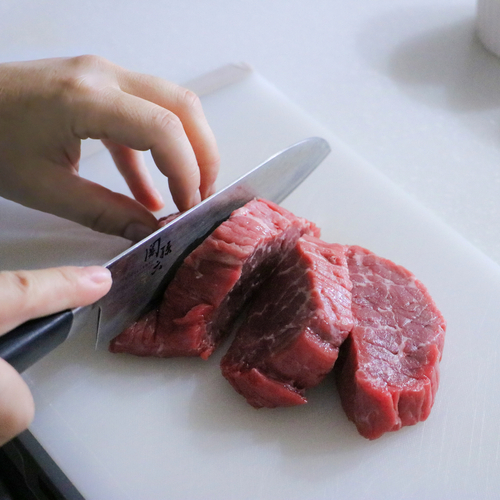 牛ももブロック肉は2㎝の厚さに切り分け、塩・こしょうで下味をつける。
