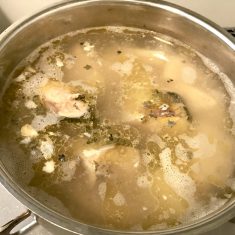 煮たったら、火を止めてみそをとかします。
