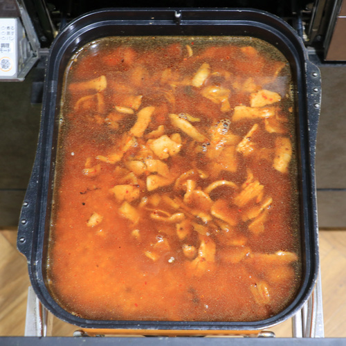 米をマルチグリルのキャセロールに入れ、③の豚キムチを乗せる。Aの水のうち50ml程度をフライパンに入れ、残ったうま味をこそげとりキャセロールに入れる。
残りのAの調味料と水も加えてフタをする。
