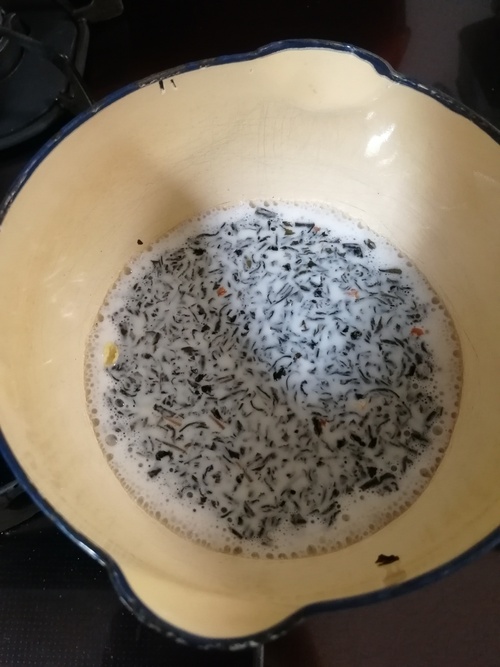 小鍋に牛乳とジャスミン茶の茶葉を入れ弱火にかけ、沸騰直前で火を止め少し蒸らしておく。