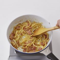 フライパンに（A）をいれ、中火にかけ、炒める。