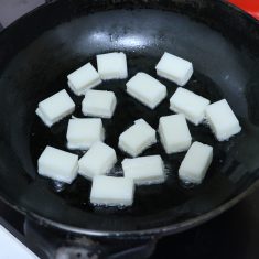 餅は4等分に切り、180度の油で餅が膨らむまで揚げ、揚げたてを腕に入れ、小口ねぎを乗せて出来上がり