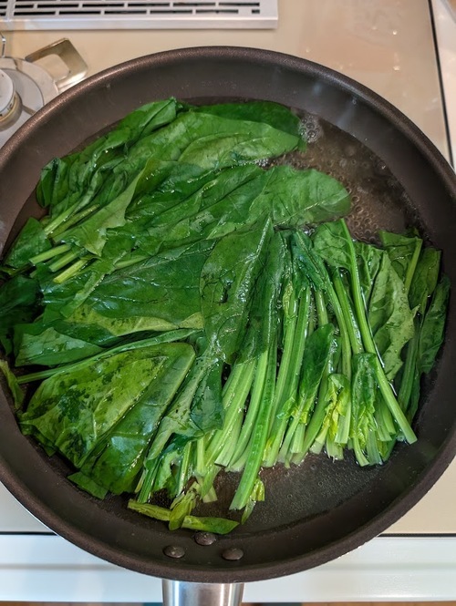 鍋に湯を沸かし、塩（分量外）を入れほうれん草をやや柔らかめに茹で、水にさらして水気をきる。
