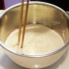 ～皮を作る～	
薄力粉、強力粉、塩をボウルに入れ、そこにぬるま湯を加えて菜箸でかき混ぜる。
粉けがなくなるまで残りのぬるま湯を少しずつ加える。
※薄力粉：強力粉：ぬるま湯＝1：1：1が基本。ぬるま湯の残り50㏄は調整分。			