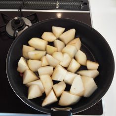 取り出してそのままのフライパンで、大根を炒める。じっくりと周りが透明になってくるまで炒める。