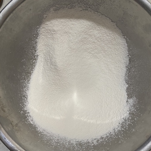 ボウルに薄力粉とグラニュ―糖、塩をふるい入れる。