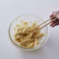 小鍋にサラダ油を２ｃｍほどいれ、１７０度に熱し、①をこんがりと揚げる。