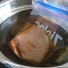 ６８度の湯煎に３０分かけ、芯までしっかり熱を通す。