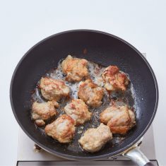 フライパンにサラダ油をいれ、弱めの中火で熱し、③をのせ、片面がこんがりとしたら裏返し、蓋をして弱火で３分加熱する。