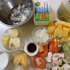 鍋にバターをとかし、みじん切りにした玉ねぎ、じゃがいも、にんにくを焦げないようにいため、にんにくのかおりがでてきたら、ひたひたになるまで水を加え、柔らかくなるまで煮こむ。