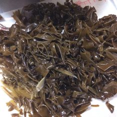 乾燥メカブを使う場合は、水に10〜15分ほど浸し戻す。戻したメカブ（または生メカブ）をお好みの太さに切る。