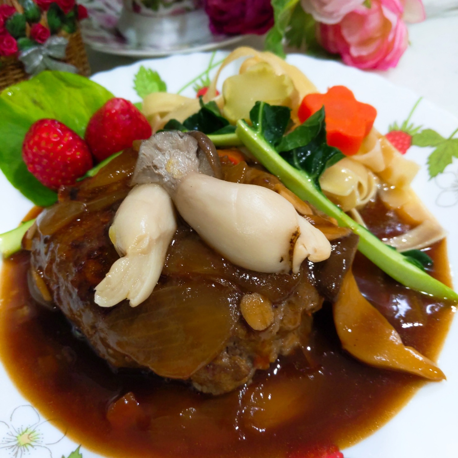 ひき肉に塩こしょう、豆腐、玉葱、人参、卵、ガーリック、コンソメをいれてまぜる