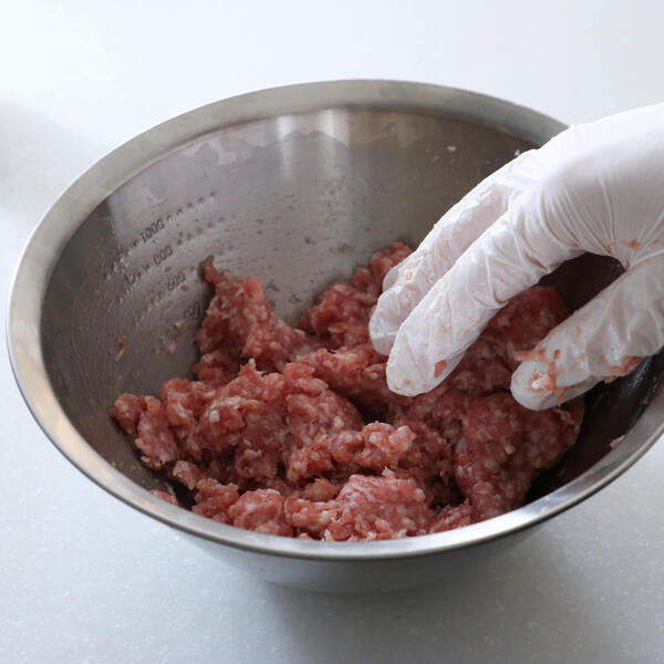 豚バラ薄切り肉はみじん切りにして豚ひき肉=A=を加えてよく混ぜる。
