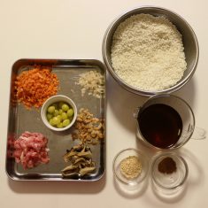 しょうが、にんじんはみじん切りに、豚肉は細切りにする。干ししいたけは水気を切ったら軸を除き、薄切りにする。干しえびは水気を切ったら荒く刻む。		