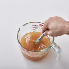 ボウルに（A）と梨のすりおろしをいれスープを作り、塩少々で味を調える。
