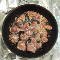 ザルにあげて余分な水分を落とし、キッチンペーパーでさらに軽く押さえ、片栗粉をまぶし軽く握ってから余分な粉を落とす。