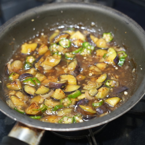 オクラとみょうがに火が通ったら、水溶き片栗粉を加えて1分煮たてる。
厚揚げを2㎝幅に切って皿に盛り、あんをかける。

