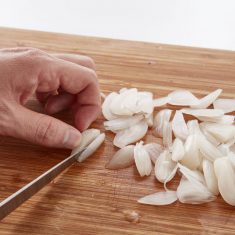 ニラは４ｃｍ幅に切る。らっきょうは、汁をきり、薄切りにする。