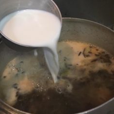 そこに牛乳も加え強火で再沸騰させ、勢いよく吹き出したら火を弱めて更に3分ほど煮立たせる。