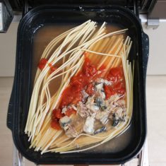 ①にカットトマト缶、鯖缶、塩を加えてサッと混ぜたら調理モード［煮る］で8分加熱する。