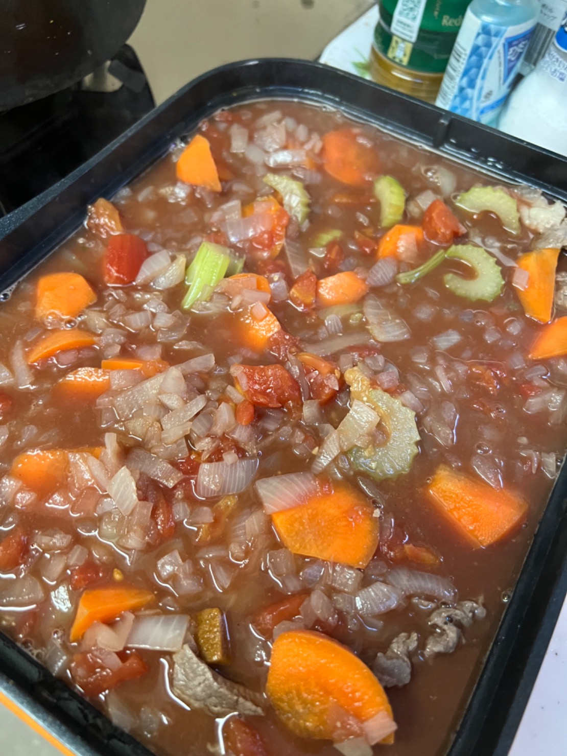 深皿にうつす。
そこに牛すじ、他の野菜、調味料も全て加える。