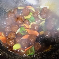 フライパンで野菜類、イノシシ肉団子を油で炒め、黒酢餡と合わせる。
水に溶かした片栗粉を入れてまとまったら出来上がり！