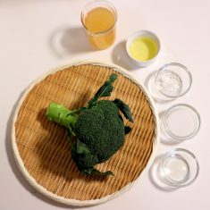 卵白は菜箸で切るようにして溶いておく。ブロッコリーは小房分けし、片栗粉は2倍量の水(分量外)で溶いておく。
