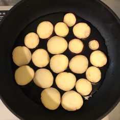 砂糖、みりん、醤油を入れて、中火にかける