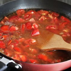 トマトと水を入れ、中火で煮込む。
