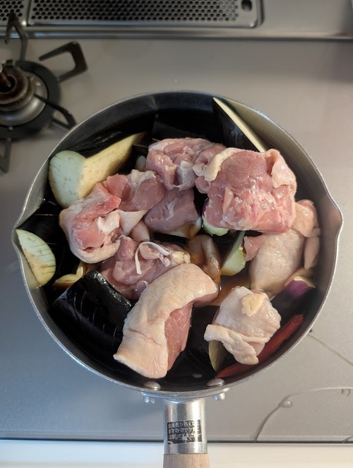 ①のなすと②いんげん③の鶏肉を入れ、アルミ箔で落し蓋をし、点火して［煮るオート］を設定する。
途中で混ぜる。
