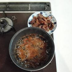 残った煮汁を煮詰め、とろりとしてきたら火を止めて、⑤を戻し煮汁を絡める。