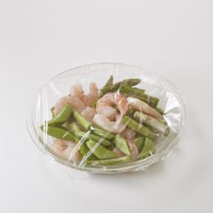 耐熱皿にアスパラ、スナップえんどう、むきえびをのせ、塩少々をまぶし、料理酒大さじ１、ごま油をかけ、ラップをしレンジで４分加熱する。