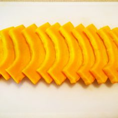 ①をさらに半分、もしくは1/3に割り、5mm くらいの厚さに切る。量はお好みで！